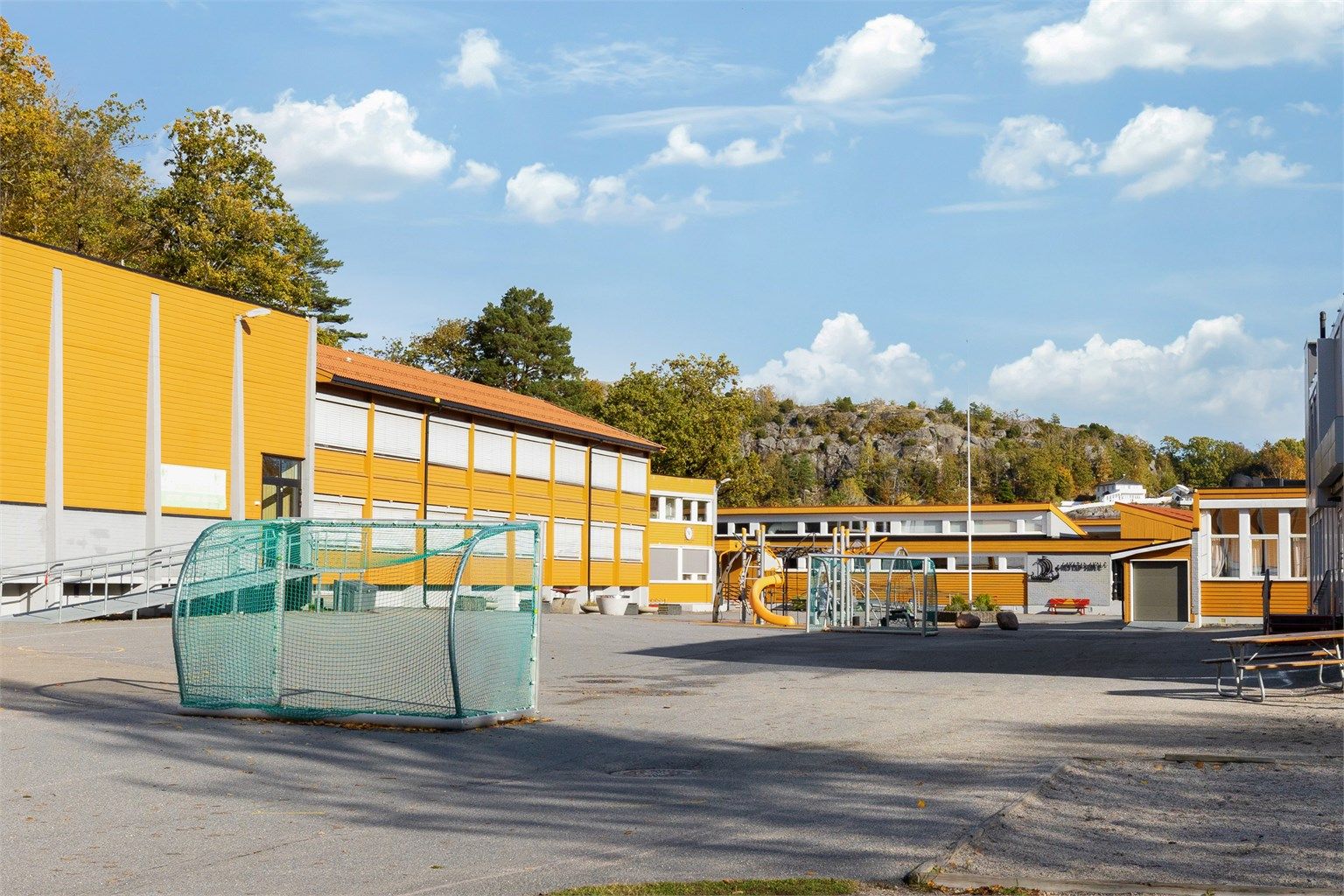 Gokstad Barneskole ligger kun 2,1 km unna boligen.