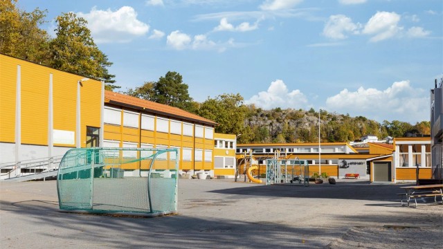 Gokstad Barneskole ligger kun 2,1 km unna boligen.