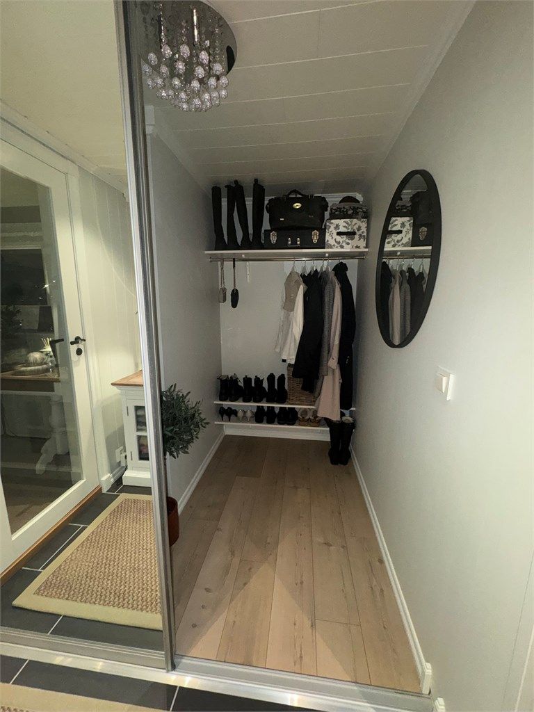 Stor og god garderobe med speil skyvedører