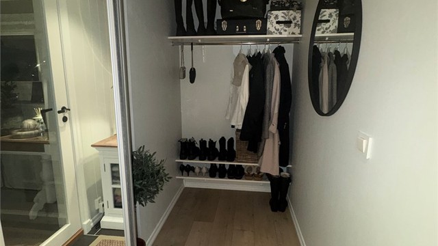 Stor og god garderobe med speil skyvedører