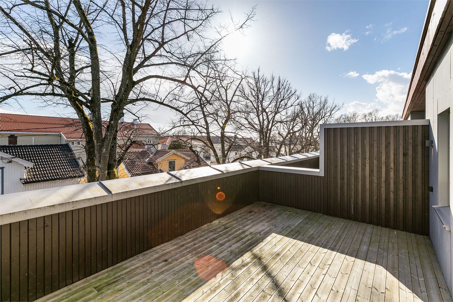 Boligens to takaltaner er et herlig frirom i høyden. Alleen langs Løkkegata fylles av blader og blir fra utpå våren et vakkert skue. Fotograf; Børge Oppegård.