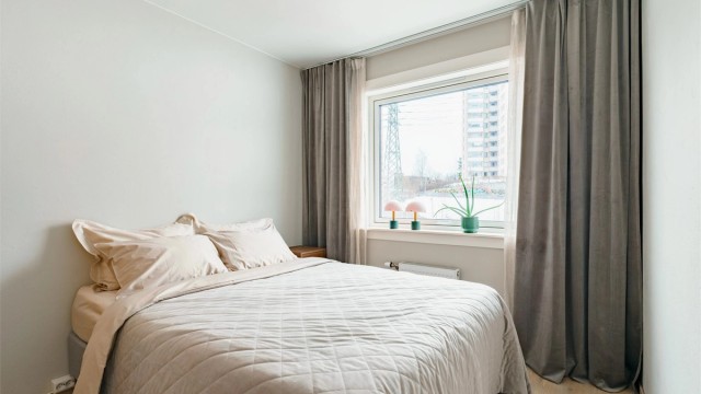 Hovedsoverommet har god plass til dobbeltseng og tilhørende nattbord.