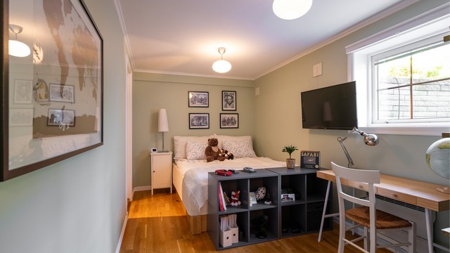 Det er innredet walk-in garderobe innenfor dette soverommet.