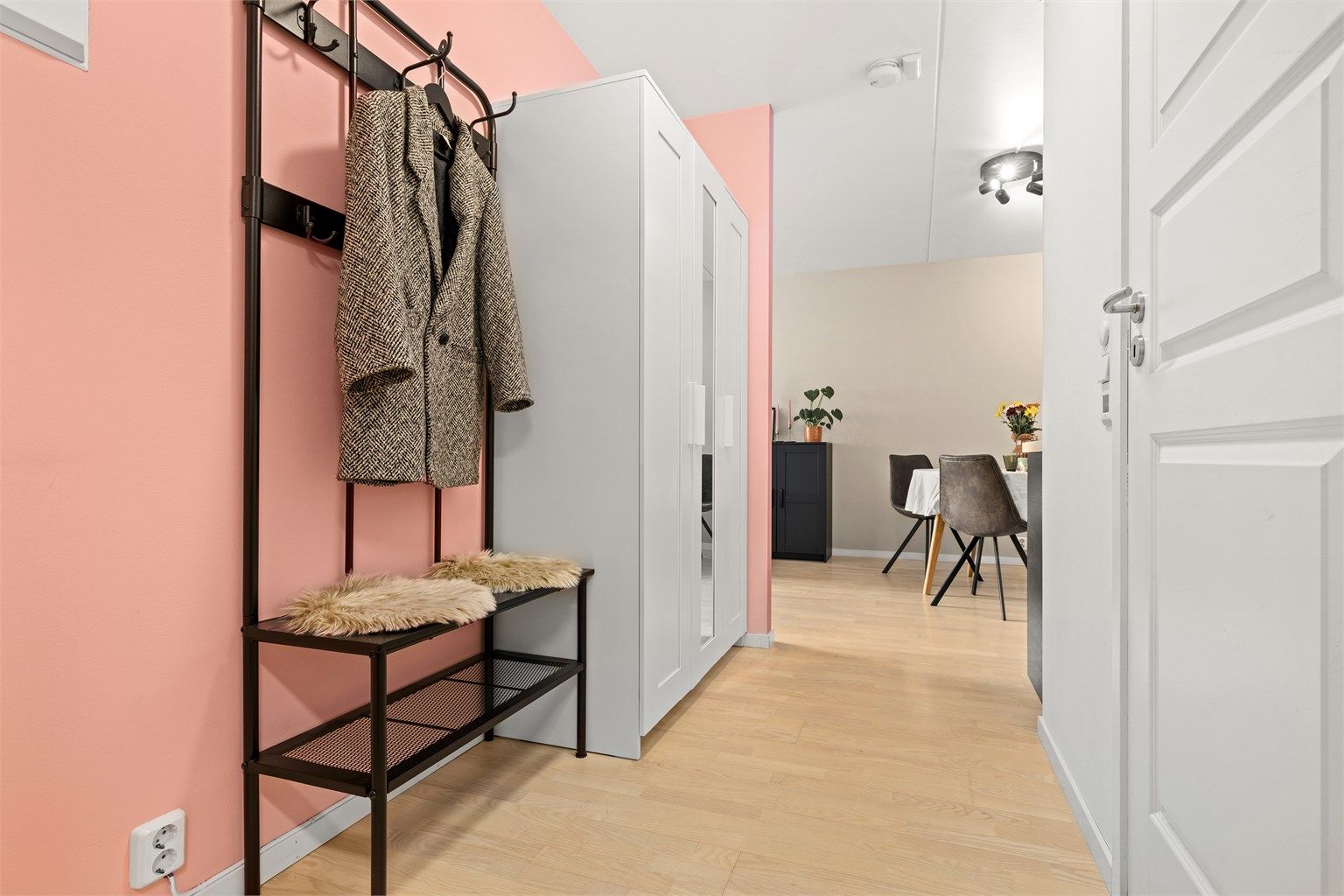 God plass til å henge fra seg yttertøy.