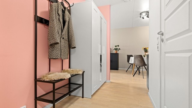 God plass til å henge fra seg yttertøy.