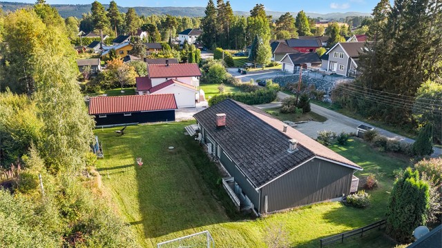 Oversikt over eiendommen med den store hagen.