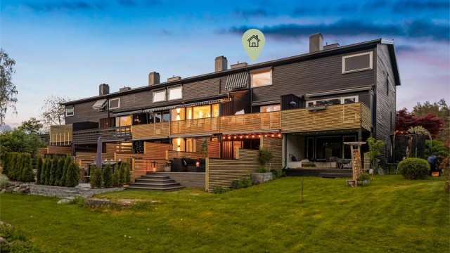 Vestvendt uteområde omringet med grønne og fine omgivelser