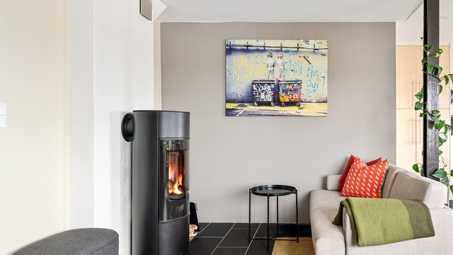 Det er varmekabler i alle flisegulv, og downlights i tak. Oppgradert deler av el-anlegget i 2024 (Rønning Elektro AS)
