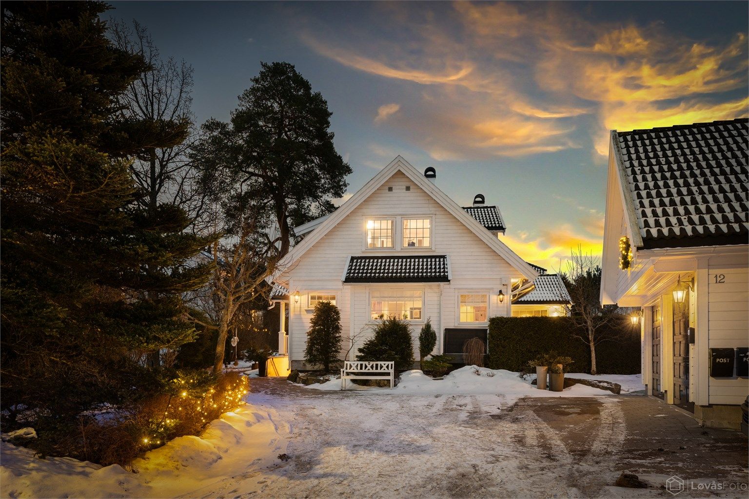 En stor og romslig arkitekttegnet villa i klassisk stil som ble tegnet av Homlong og Raknestangen Arkitektfirma AS. Huset har en innholdsrik og god planløsning som gir flere bruksmuligheter, bl.a. tilrettelagt for hybel i kjelleretasjen