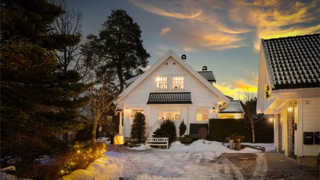 En stor og romslig arkitekttegnet villa i klassisk stil som ble tegnet av Homlong og Raknestangen Arkitektfirma AS. Huset har en innholdsrik og god planløsning som gir flere bruksmuligheter, bl.a. tilrettelagt for hybel i kjelleretasjen