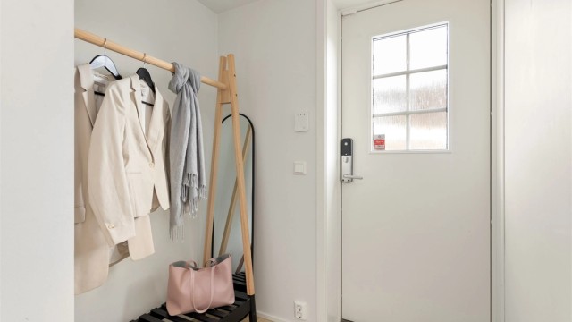 Egen inngang til underetasjen via en ny ytterdør fra 2020 mot øst