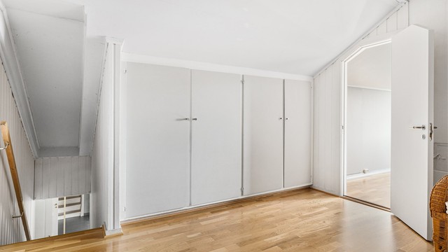 Gang/trapperom på loftet har integrerte skap for ekstra lagringsplass