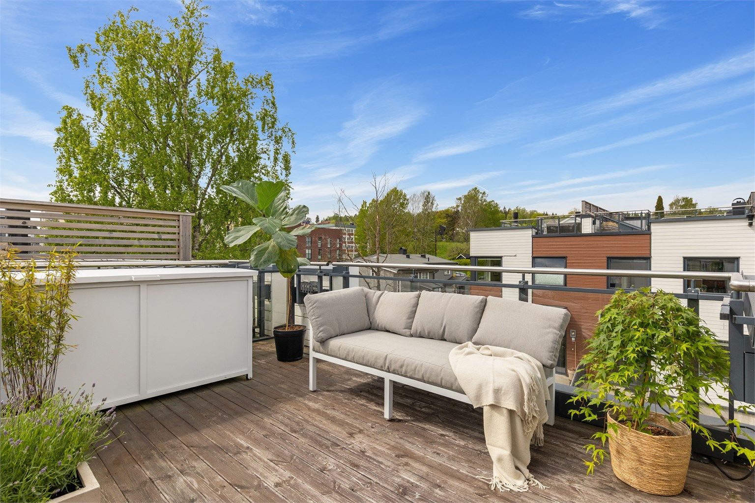 Med sol til ca. 21:30 sommerstid er takterrassen det perfekte utgangspunktet for vennelag eller en rolig kveld i solen. 