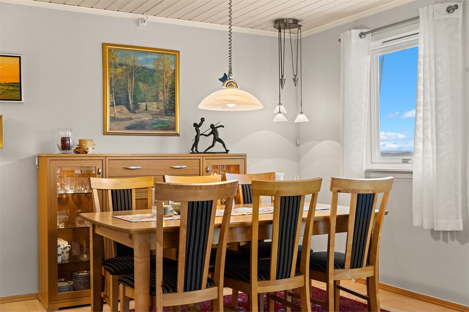 Trivelig spisestueplass for hyggelige middager med familie og venner