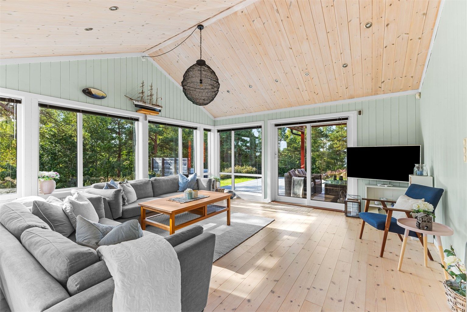 Store vindusflater som slipper inn rikelig med dagslys