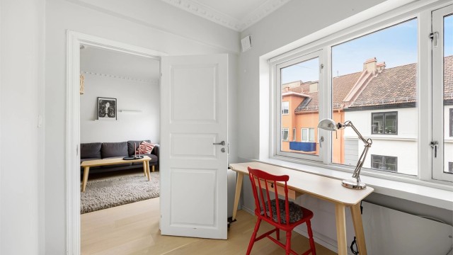 Rommet egner seg også godt som barnerom, kontor eller gjesterom.