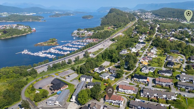 Ratvika Stadion ligger ca 1,7 km unna leiligheten, hvor man og finner Padelhall med golfsimulator og treningssenter