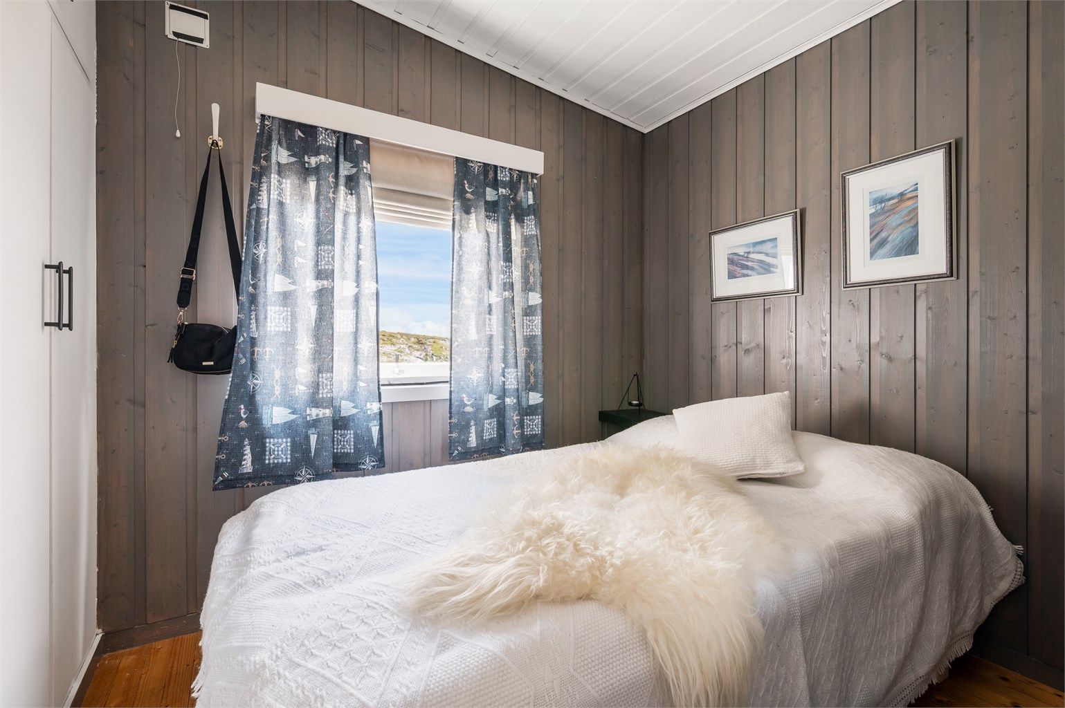 Soverom 2 er på 5,5 kvm og har plassbygd garderobeskap. 