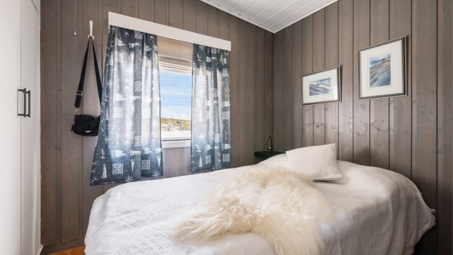 Soverom 2 er på 5,5 kvm og har plassbygd garderobeskap.