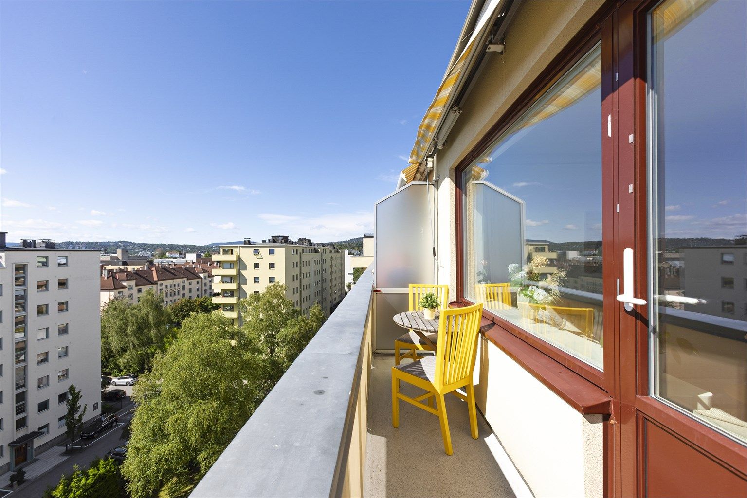 Fra stuen er det utgang til en nordvestvendt balkong på 4 kvm.