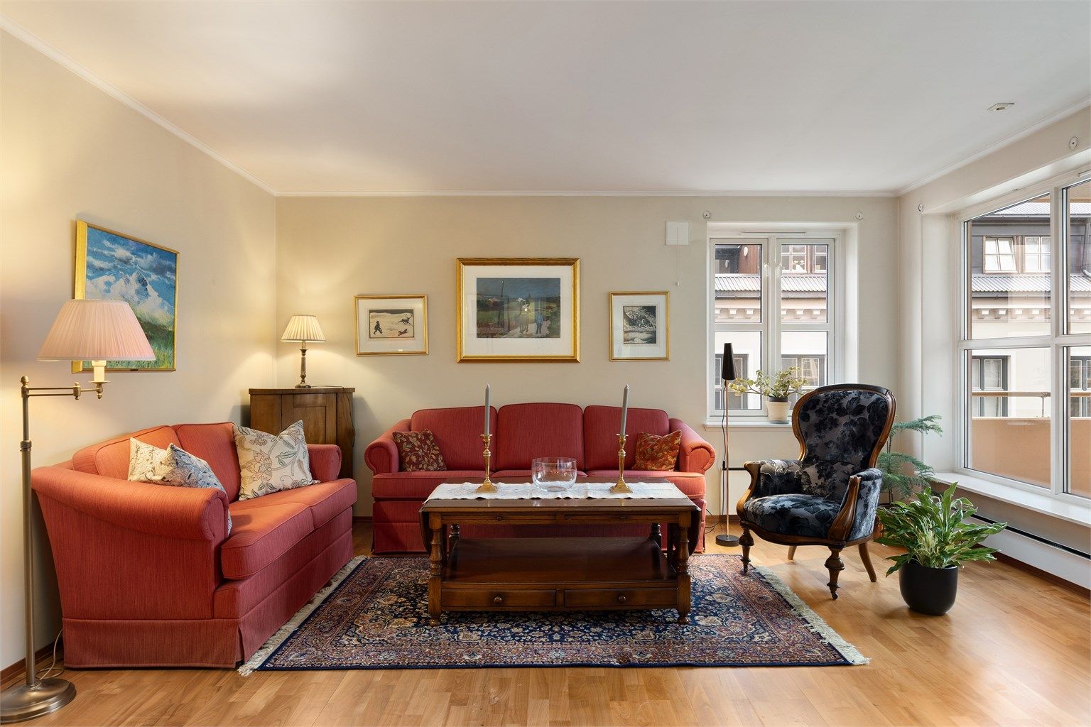 Sameiet har en meget sentral beliggenhet med gangavstand til det aller meste man trenger i hverdagen, både kjede- og mindre nisjebutikker, spisesteder, kollektiv transport og park rett over gaten