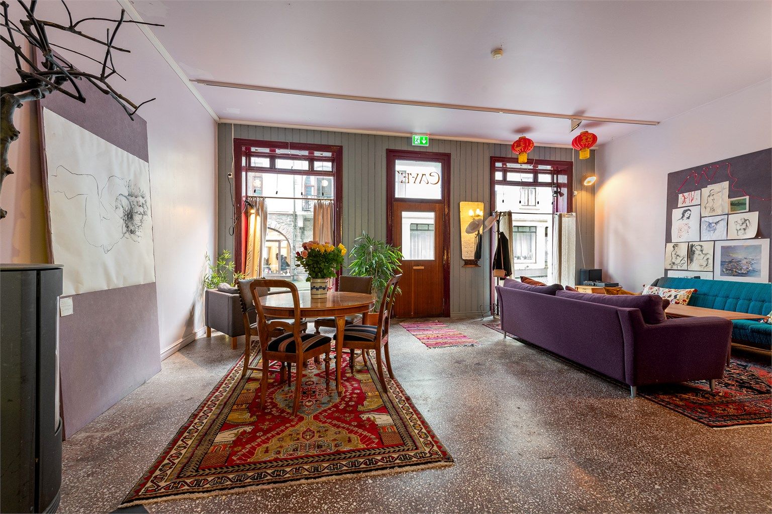 Store vindusflater og utstillingsmuligheter ut mot gateplan