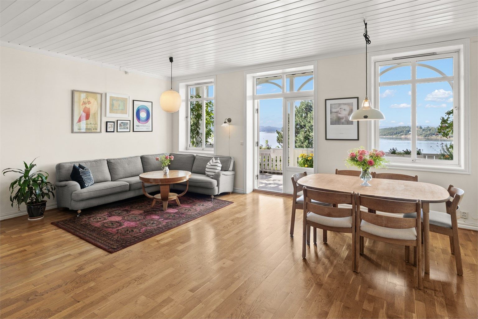 Så fort du kommer inn i rommet blir man møtt av den unike utsikten over Oslofjorden. 