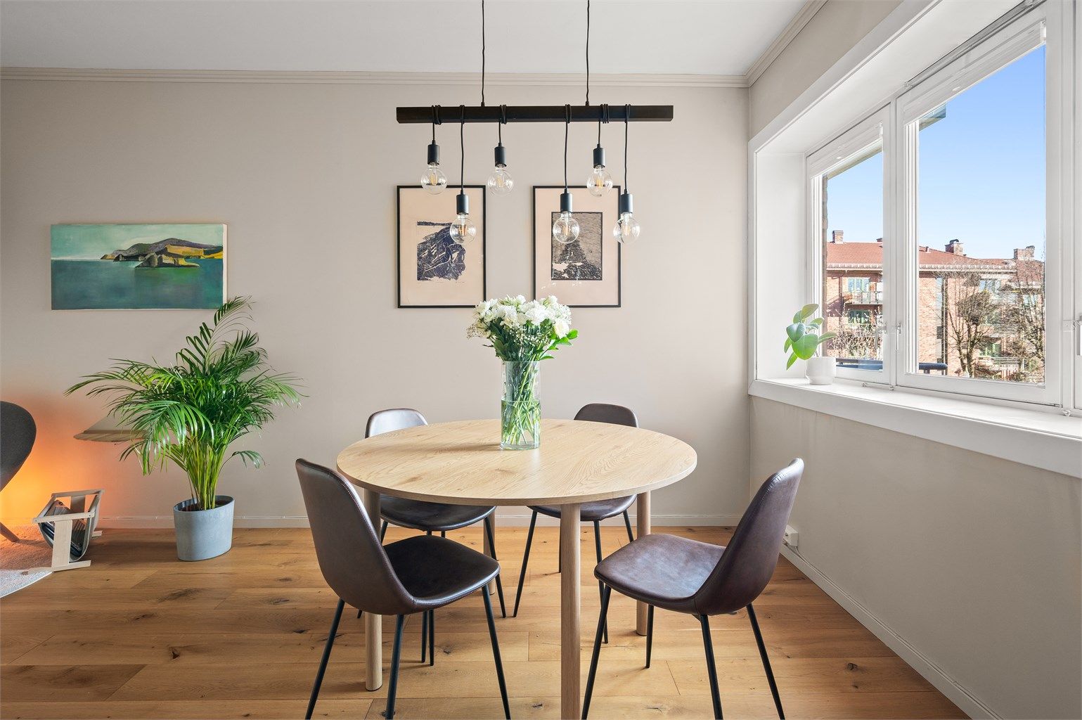 Kjøkkenets gode størrelse gjør det enkelt å innrede med en hyggelig spiseplass foran vinduet.