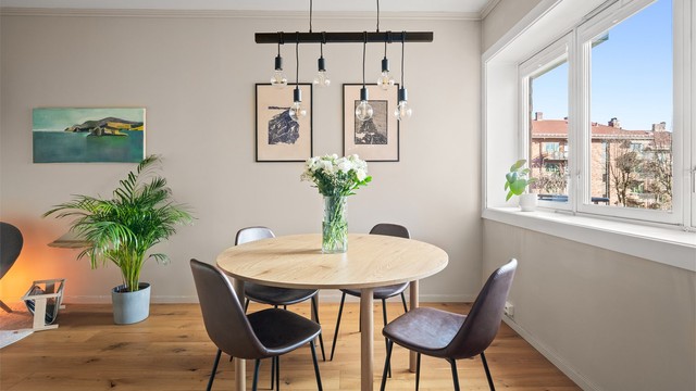 Kjøkkenets gode størrelse gjør det enkelt å innrede med en hyggelig spiseplass foran vinduet.