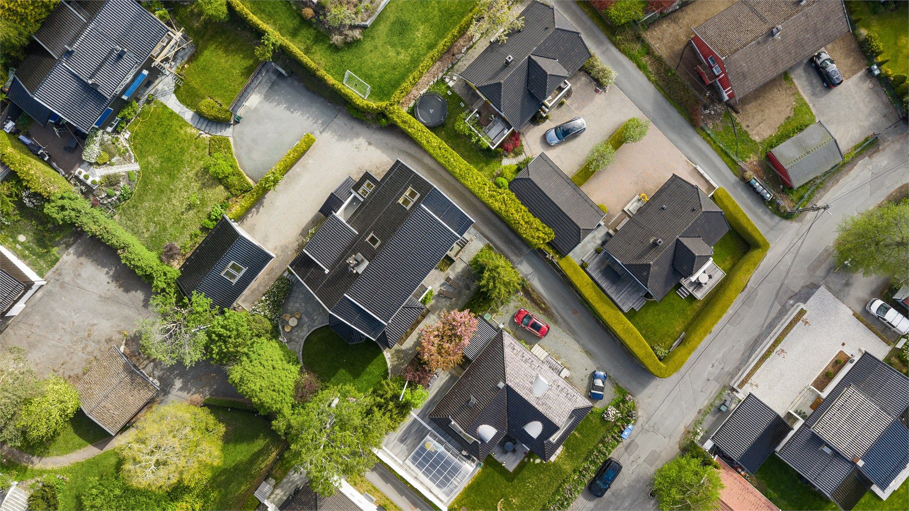 Oversiktsbilde som viser boligens plassering på den svakt skrånende tomten.