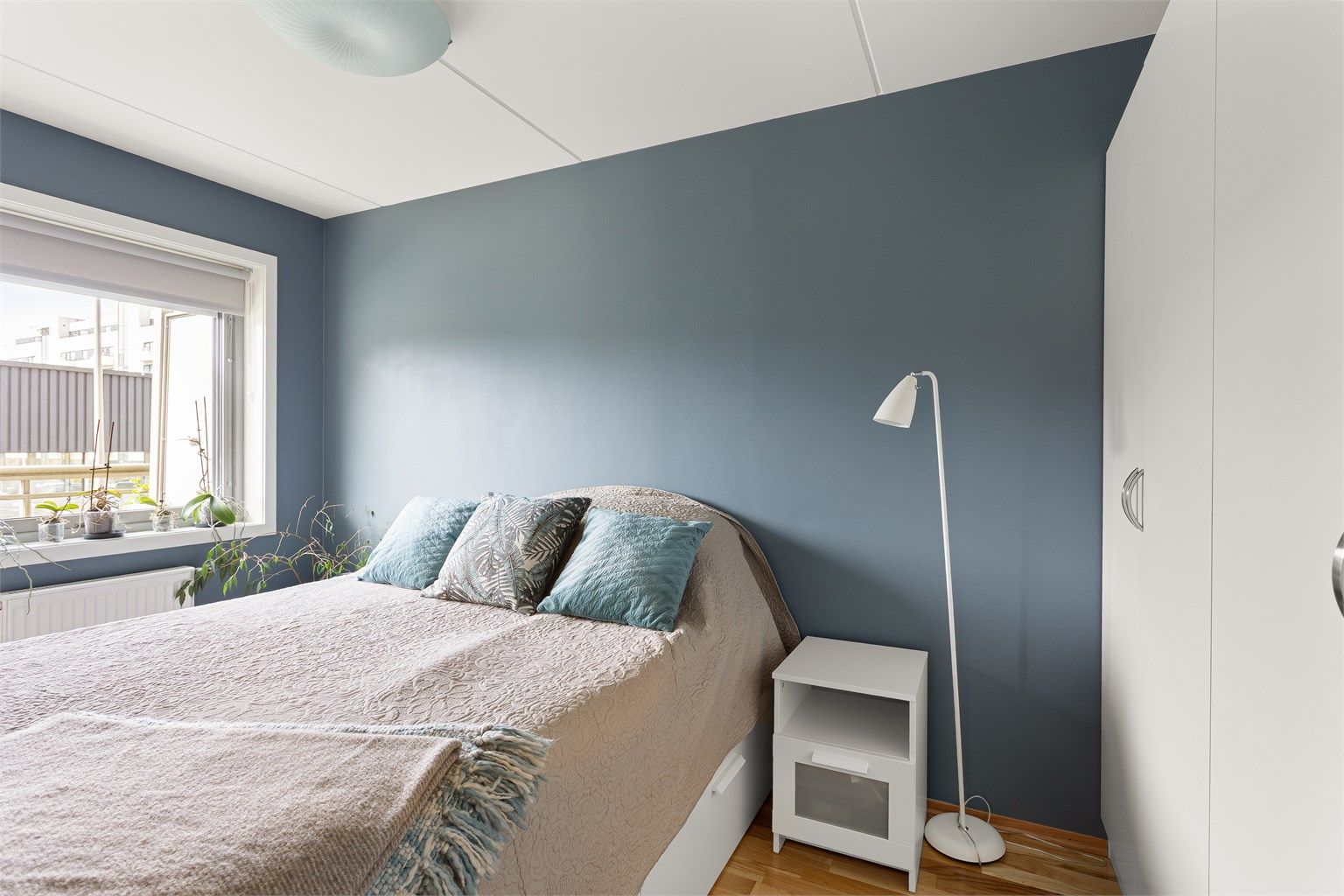 Hovedsoverommet er av god størrelse, med plass til dobbeltseng og nattbord.