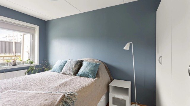 Hovedsoverommet er av god størrelse, med plass til dobbeltseng og nattbord.