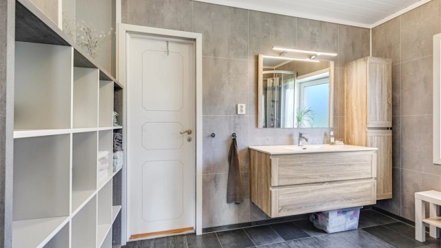 Godt med oppbevaringsplass på badet i både skuffer og hyller.