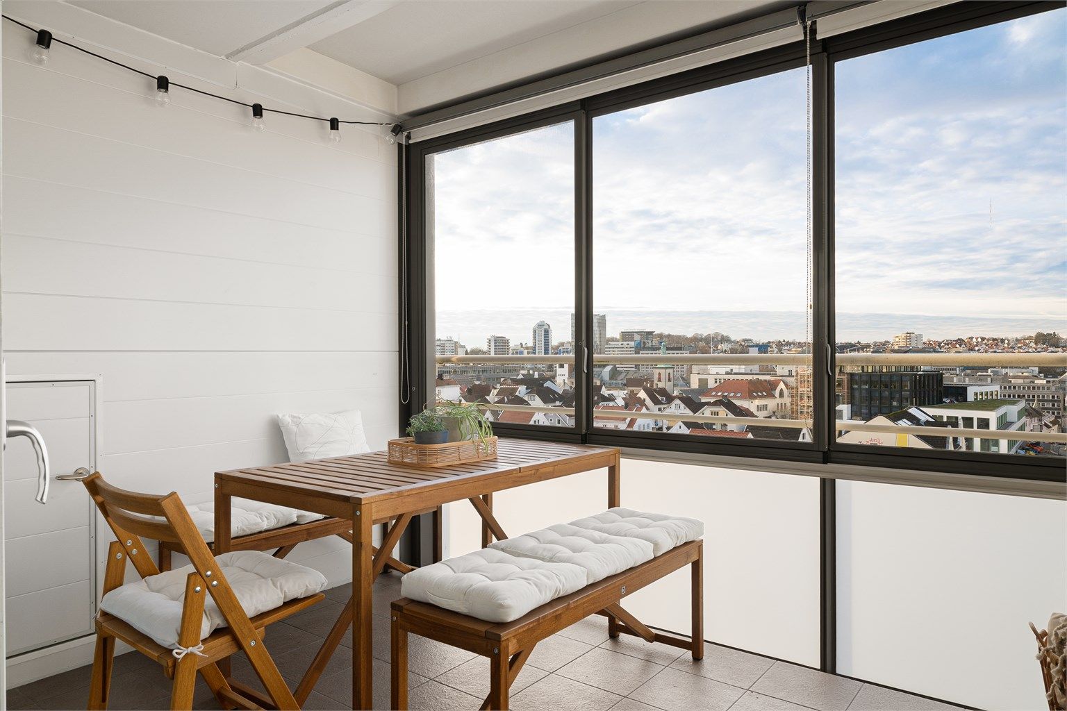 Balkongen er av god størrelse hvor man kan innrede med flere sittegrupper.