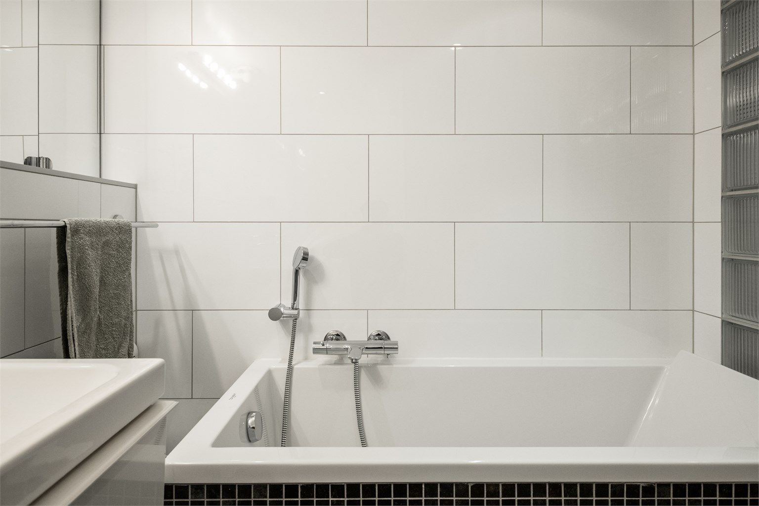 Det innmurte badekaret er perfekt for avslapning.