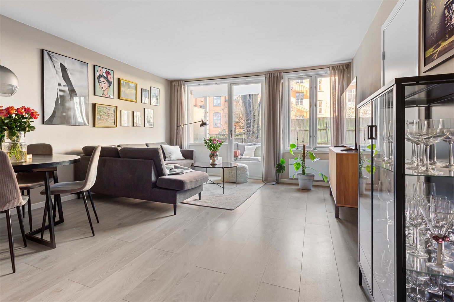 Du møtes umiddelbart av de store vinduene i stuen som gir godt med lysinnslipp og en god romfølelse. 