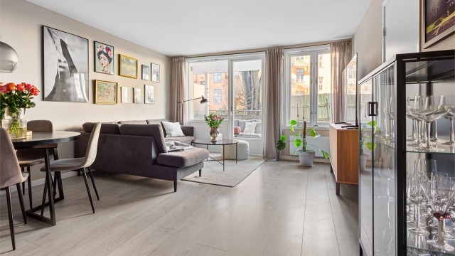 Du møtes umiddelbart av de store vinduene i stuen som gir godt med lysinnslipp og en god romfølelse.