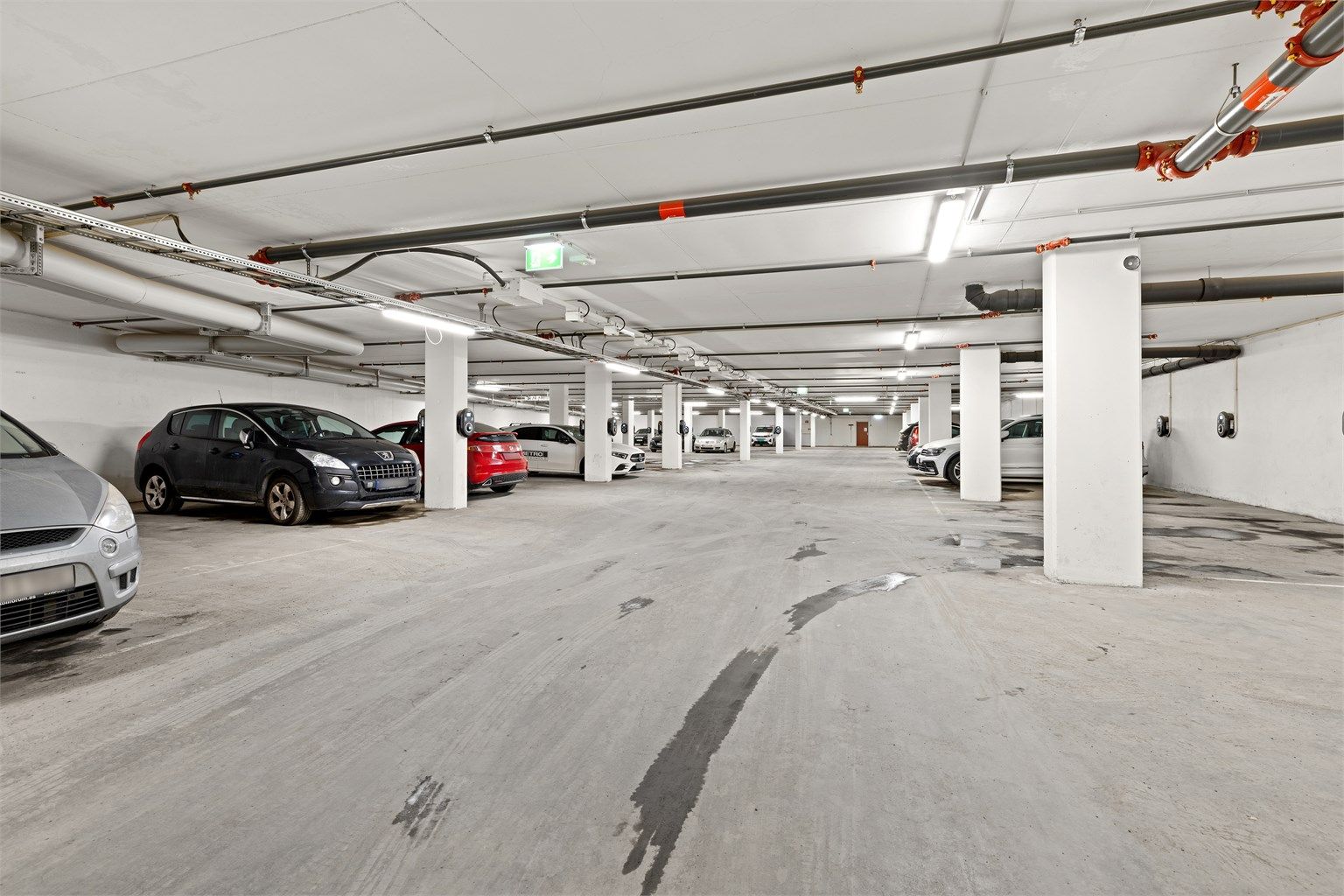 Det medfølger en garasjeplass med elbil lader.