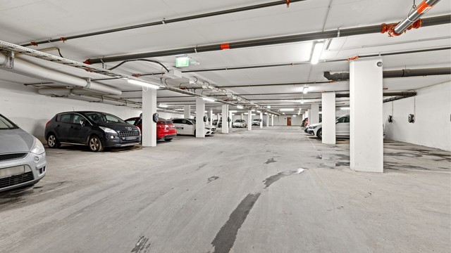 Det medfølger en garasjeplass med elbil lader.