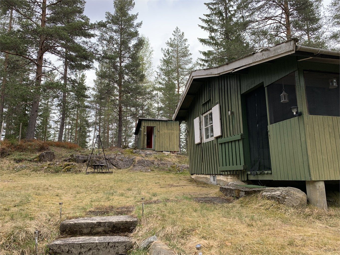 Bod med utedo beliggende på oversiden av hytta