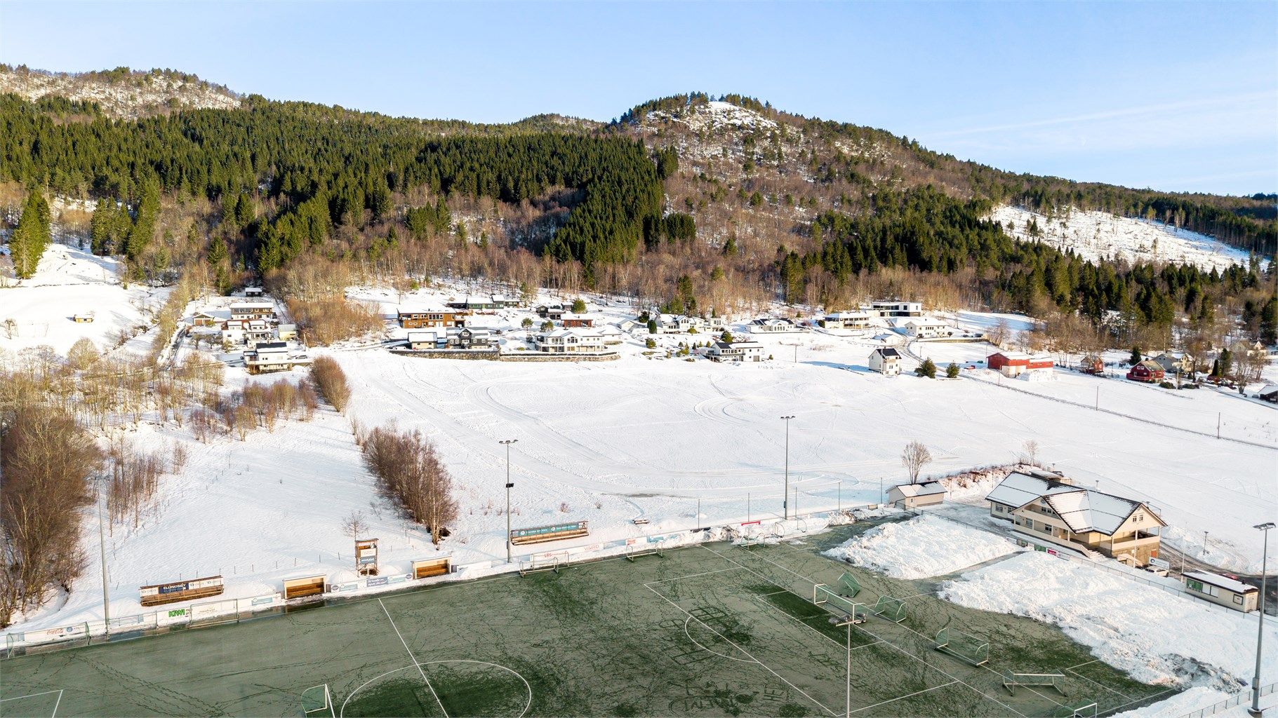 Emblem stadion ligger i nabolaget og tilbyr flotte idrettsanlegg for store og små.