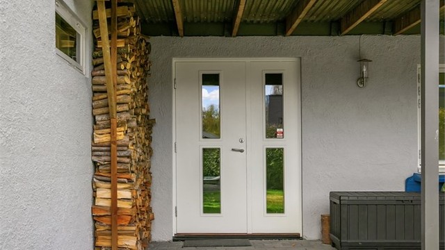 Egen inngang til underetasjen. Det er også egen inngang til hybelen fra utsiden