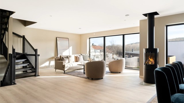 Stuen fremstår som lys og luftig med store vinduer og plass for ulike møbleringsalternativer.