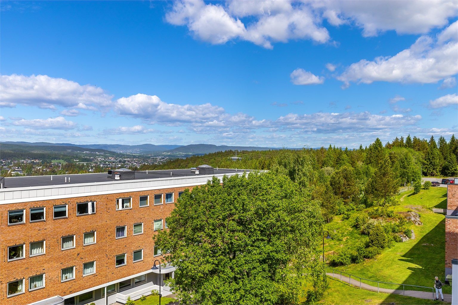 Eiendommen har umiddelbar nærhet til Østmarka med et godt utbygd nett av turstier og skiløyper.