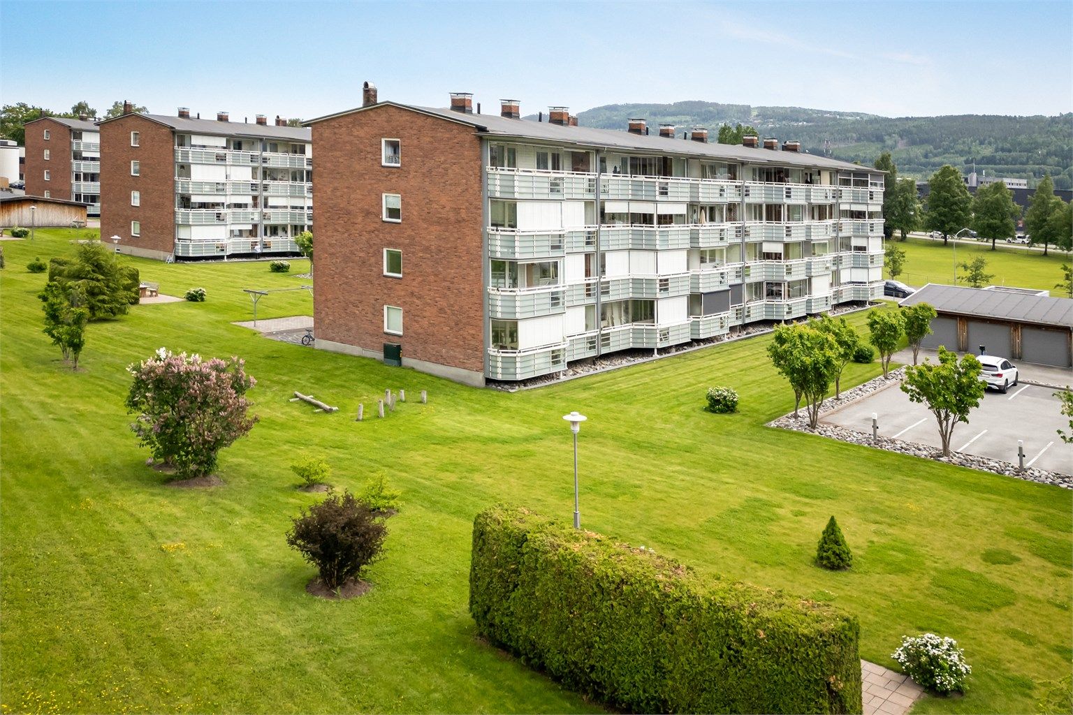 Borettslaget har velholdte, grønne fellesarealer mellom bygningene.
