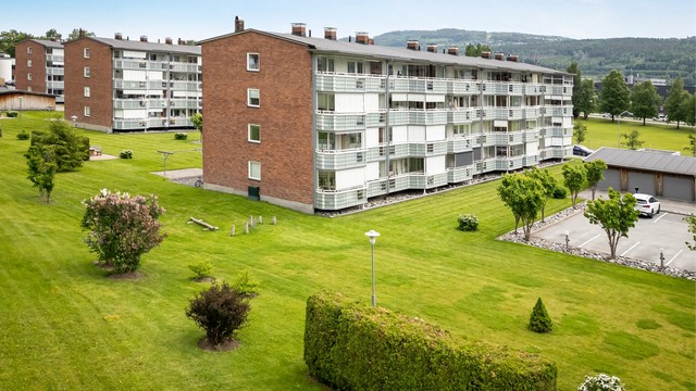 Borettslaget har velholdte, grønne fellesarealer mellom bygningene.