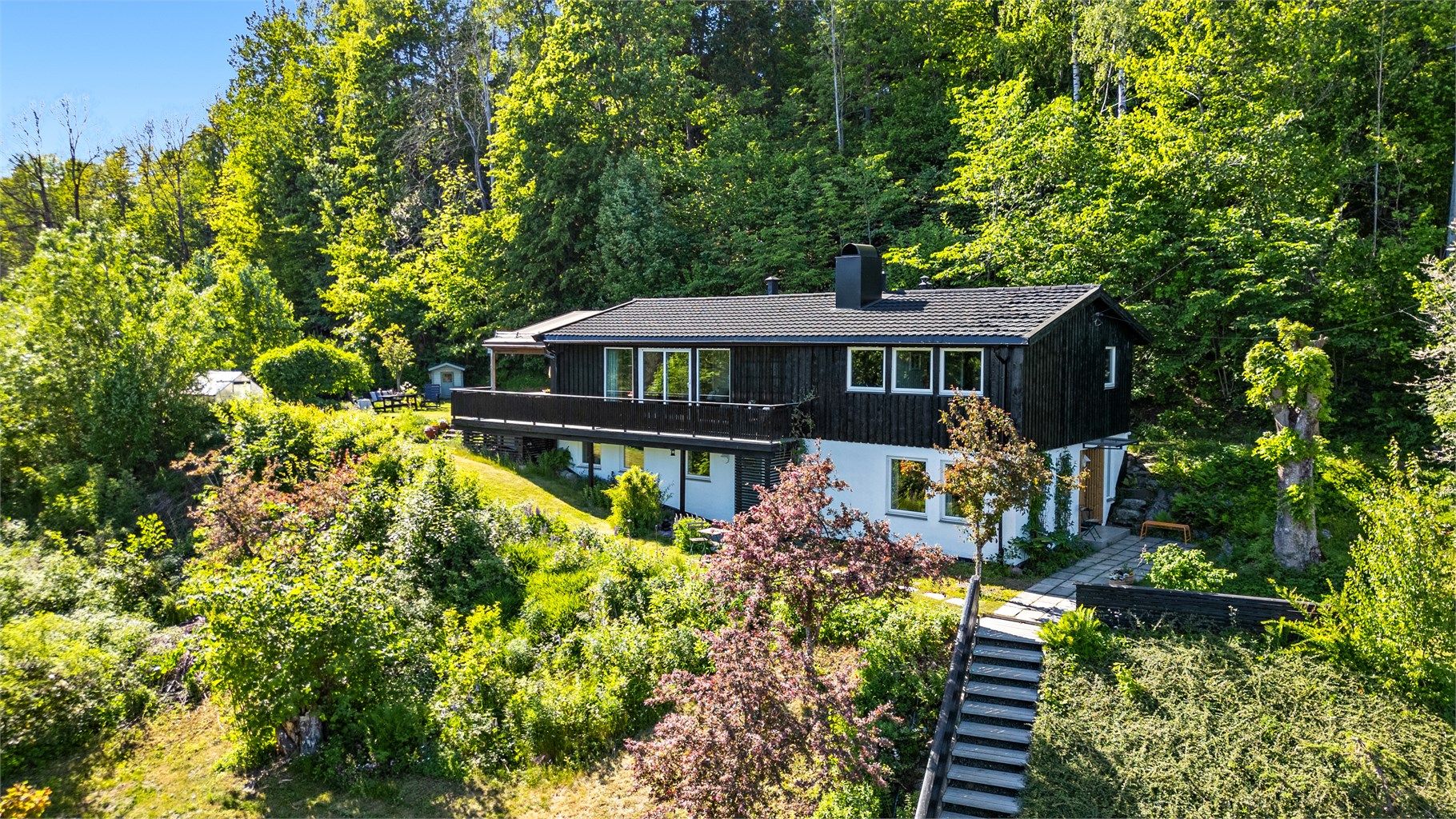 Her får du en innholdsrik enebolig beliggende i et av Askers med ettertraktede områder. Boligen inneholder 3 soverom, 3 bad, 2 kjøkken, 2 stuer, hall, entré og 3 boder. Her er det kort vei til det aller meste.