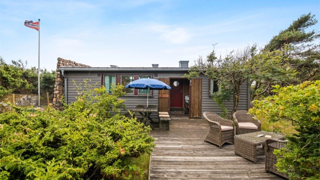 Tomten har gode solforhold, med sol fra morgen til kveld og flere nydelige utearealer. På nordsiden av hytta, ved inngangspartiet, er det tilrettelagt med en skjermet og lun uteplass.