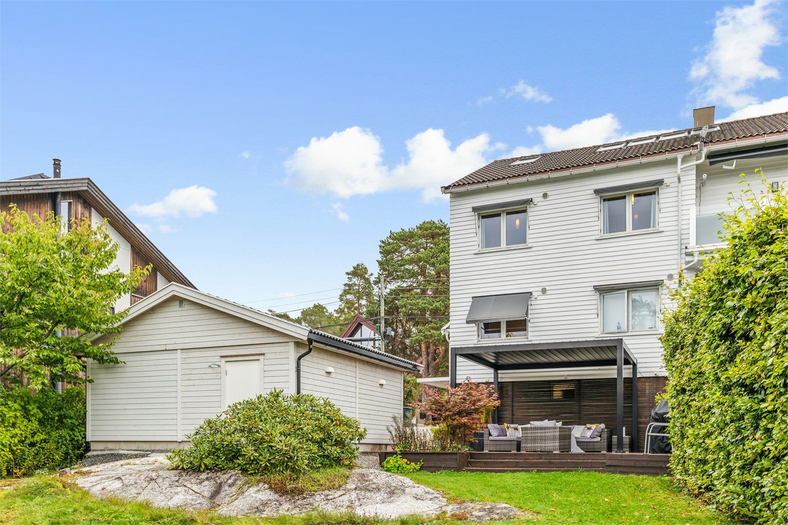 Boligen har en privat og solrik hage med flere uteplasser, inkludert en nyere pergola og store markterrasser på totalt 56 m².