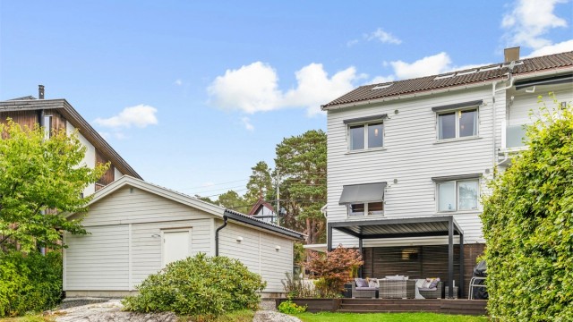 Boligen har en privat og solrik hage med flere uteplasser, inkludert en nyere pergola og store markterrasser på totalt 56 m².